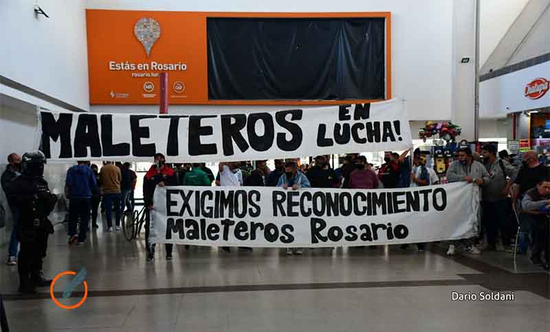 Maleteros se manifestaron en la Terminal de Ómnibus en reclamo de un salario digno y obra social