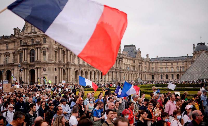 Cientos de miles de personas protestaron en las calles de Francia contra el pase sanitario