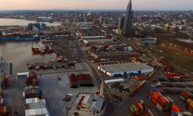 Un barco encalló en un río que se seca, pero la matriz menemista sigue intacta