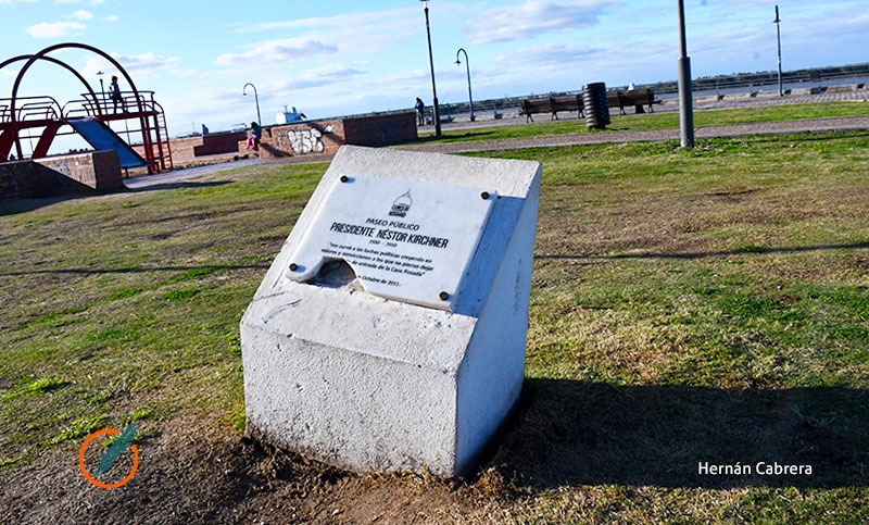 Vandalizaron una placa en homenaje a Néstor Kirchner ubicada en el Parque España