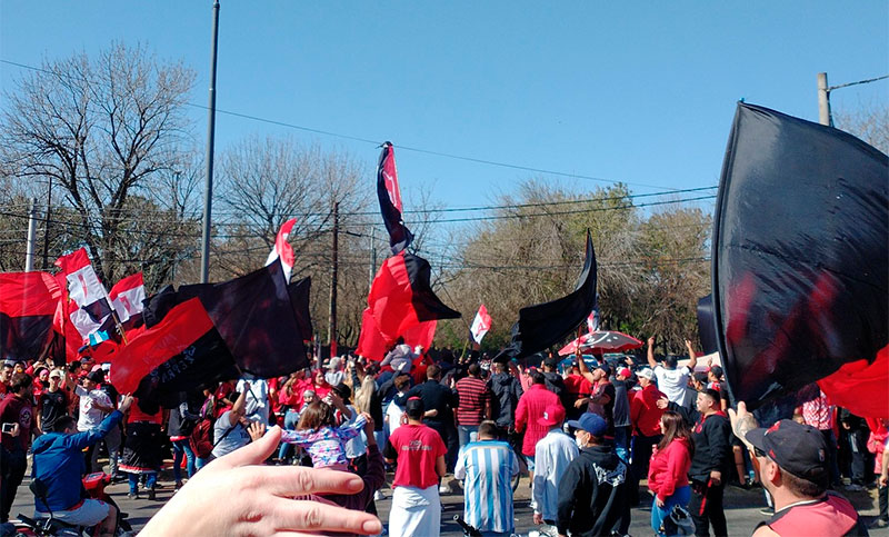 El micro de Newell’s recibió el apoyo del público rojinegro en Bella Vista