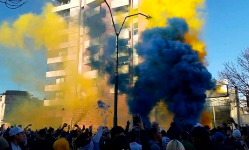 Una marea canalla se acercó a recibir el equipo en el estadio