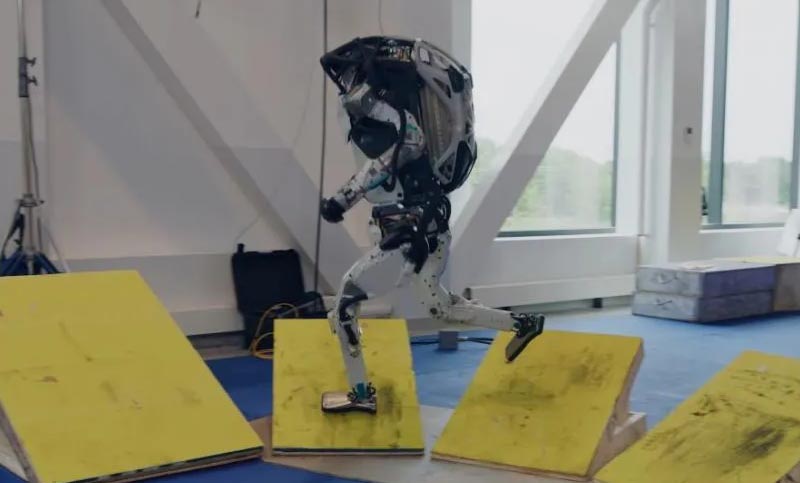La empresa Boston Dynamics mostró un video donde sus robots hacen parkour