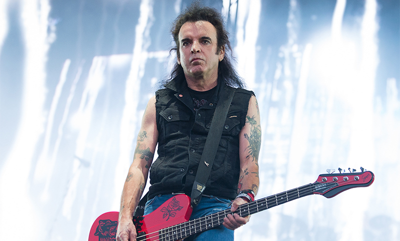 Simon Gallup, histórico bajista de The Cure, anunció su salida del grupo: “Me harté de la traición”