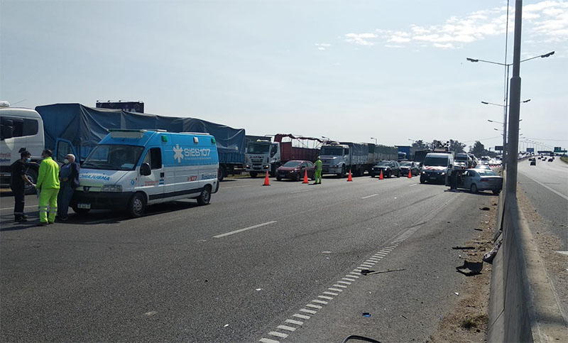 Caos de tránsito en avenida Circunvalación por el choque de tres autos
