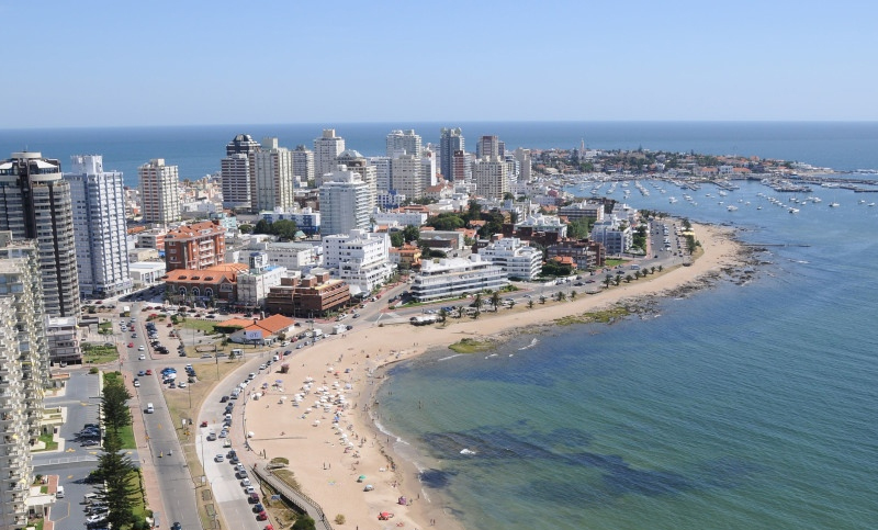 Uruguay se prepara para abrir las fronteras y podría vacunar a los turistas que ingresen al país