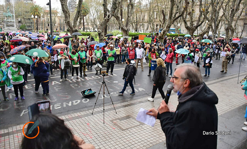 Trabajadores del Estado y docentes se movilizaron frente a la sede de la gobernación