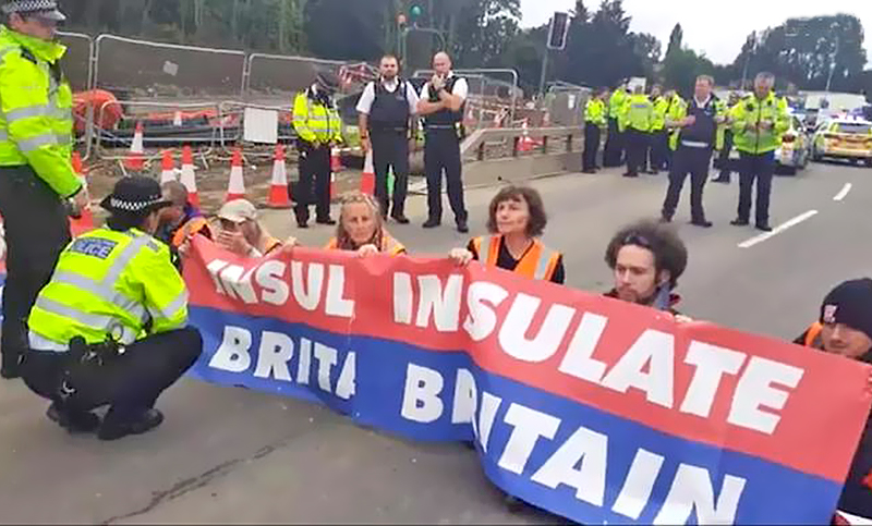 Activistas contra el cambio climático cortan autopista de Londres por tercera vez en la semana