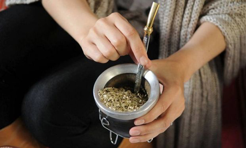 Estudios advierten que tomar mate podría reducir el riesgo de contraer Parkinson