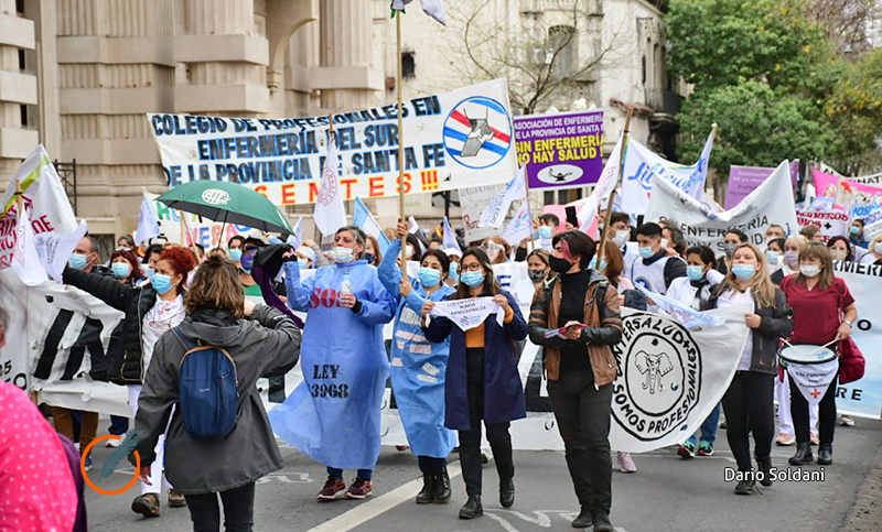 Los enfermeros llevaron el segundo día de paro con una marcha por el centro de Rosario
