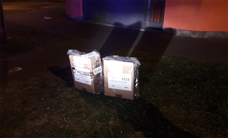 Caminaban y se encontraron con dos urnas de votación llenas tiradas en el piso