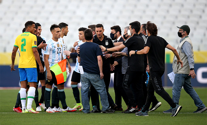 El informe del árbitro apoya la decisión argentina y ahora decidirá FIFA: nuevo encuentro o sanción a Brasil