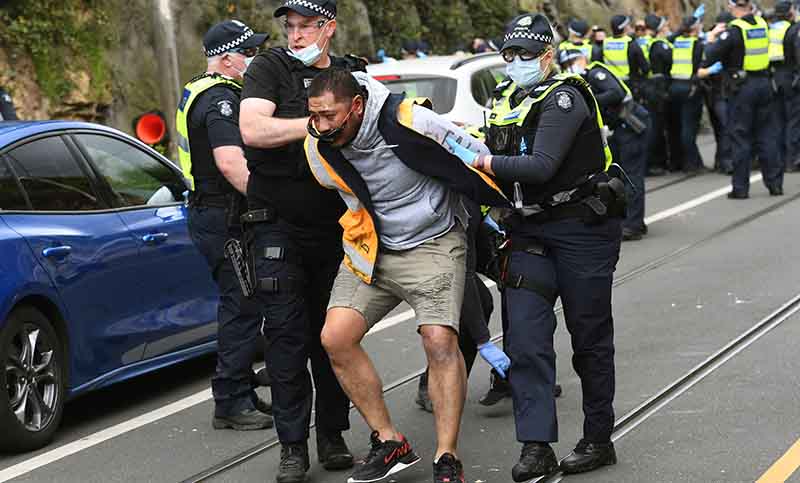 Disturbios y más de 200 detenidos en Australia en una protesta contra el confinamiento