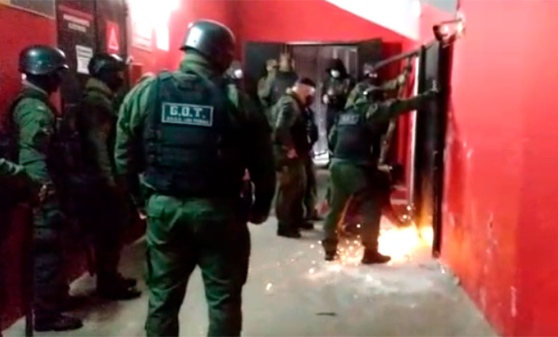 Realizan operativos «anti-barras» en los estadios de Newell’s y Central