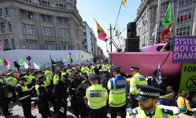 Manifestantes detenidos en Londres en protesta contra cambio climático