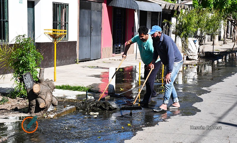 En barrio Santa Lucía, cloacas desbordadas invaden los hogares de los vecinos