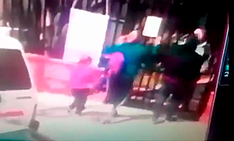 Pelea por whatsapp y trompadas en la puerta de la escuela: un padre fue preso y otro perdió un ojo