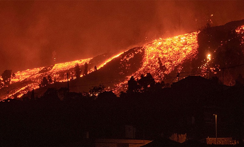 Un volcán entró en erupción y provocó trastornos en las islas Canarias