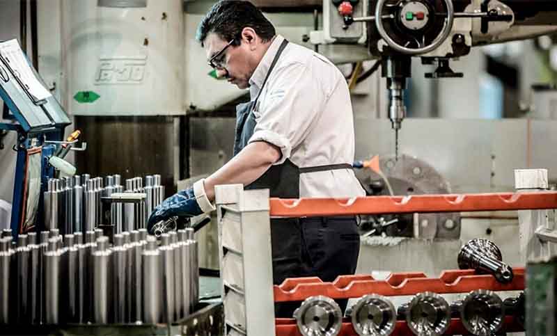El empleo registrado creció en 11 de los últimos 12 meses, según un informe