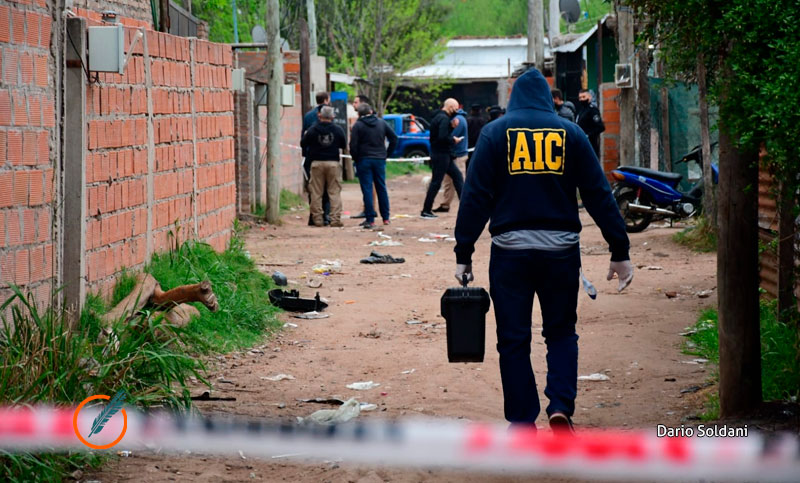 Irrumpieron en una casa y acribillaron a un joven e hirieron a otro con más de 60 disparos