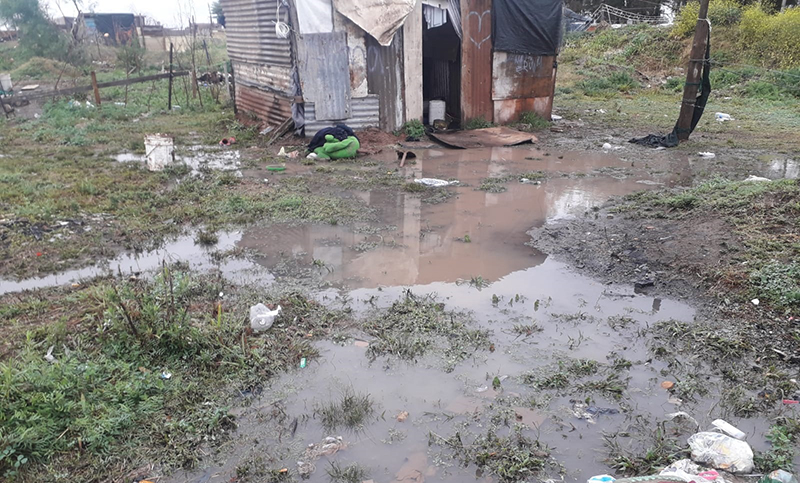 Vecinos de la toma de Magaldi, desesperados tras la tormenta