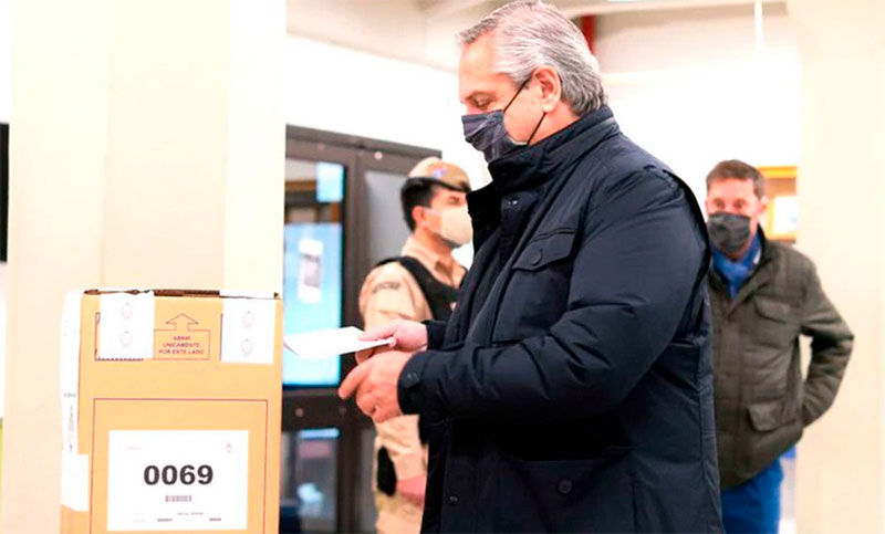 Se investigará por qué fajas de urnas en las que votaron Macri y Fernández estaban cortadas
