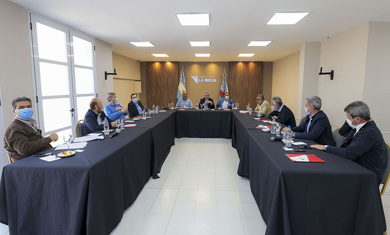 El Presidente reunió a gobernadores en La Rioja y busca dejar atrás la crisis política