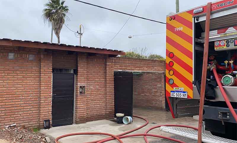 Incendio en una vivienda dejó grandes daños materiales y a sus ocupantes afectados por el humo