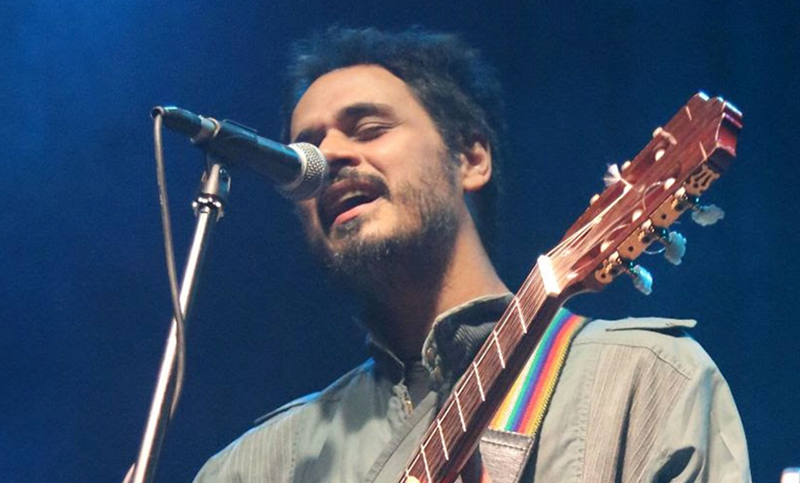 Juani Favre se presenta en formato electroacústico solo-set en La Usina Social