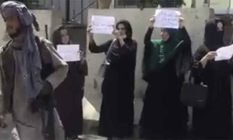 Los talibanes reprimen con gas lacrimógeno una protesta de mujeres en Kabul