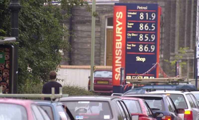 Largas filas en gasolineras de Reino Unido ante un posible desabastecimiento