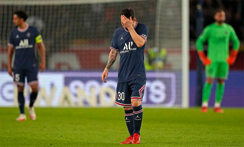 Messi tiene una contusión en su rodilla izquierda y el PSG lo resguarda