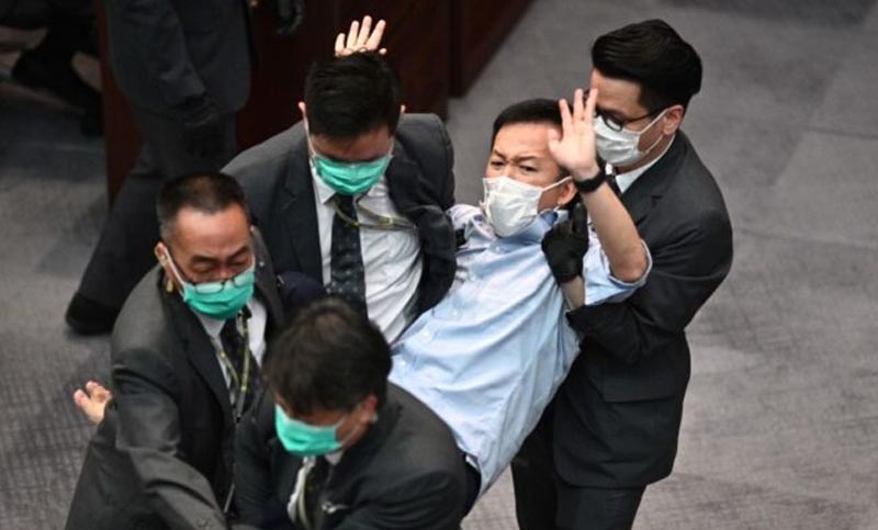 Dos hombres y una mujer del grupo prodemocracia son detenidos en Hong Kong por subversión
