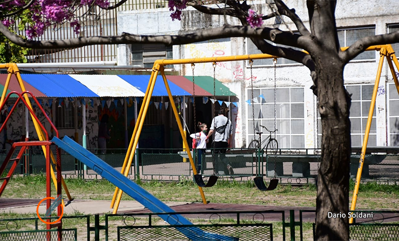 A punta de pistola, motochorros robaron a estudiantes enfrente de un colegio
