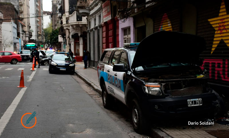 Fuerte choque entre un patrullero de la Federal y un auto particular generó un caos en el tránsito