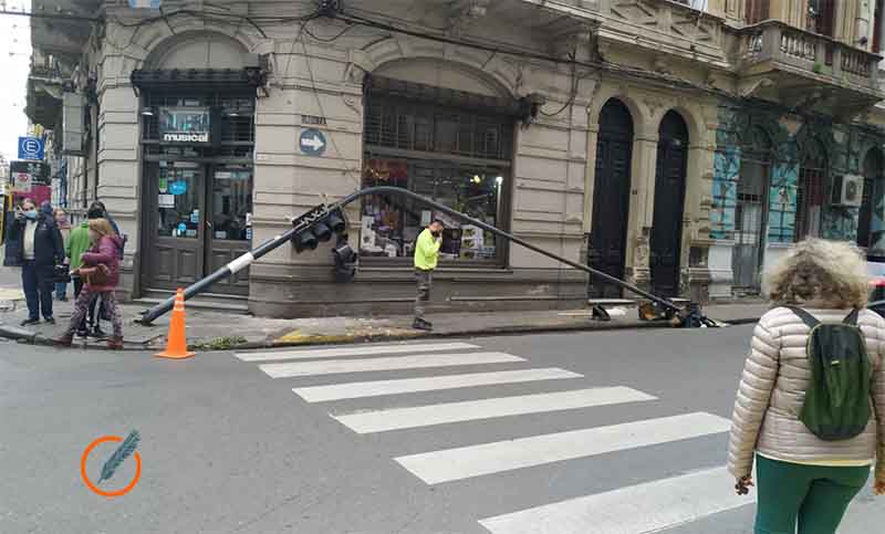 Se cayó un semáforo en la esquina de Entre Ríos y Urquiza