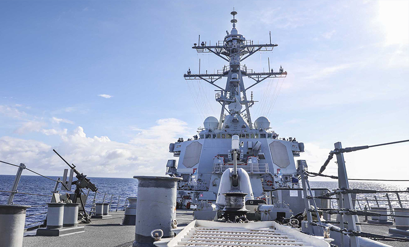 China anuncia que echó de su plataforma marítima a un destructor de los Estados Unidos