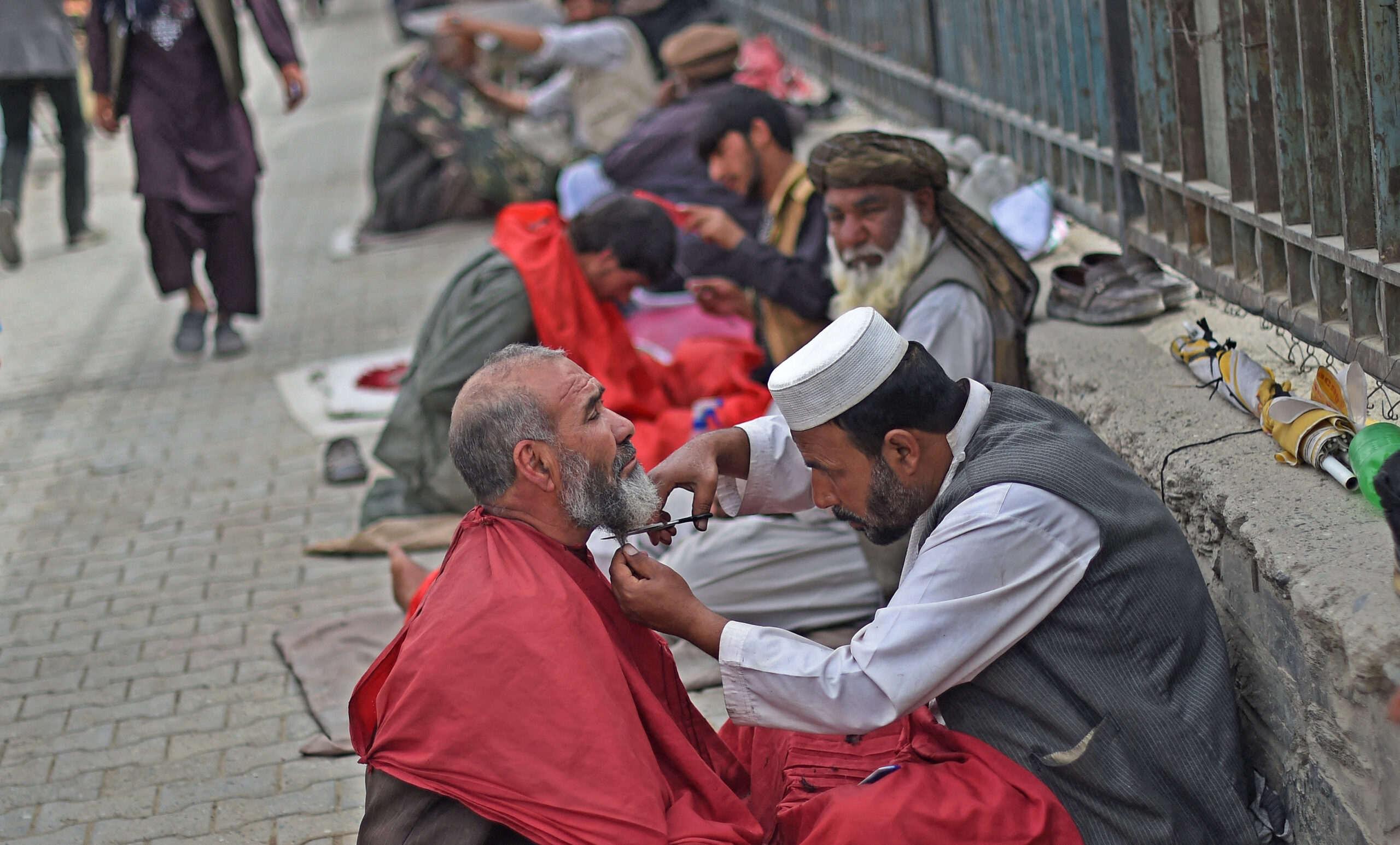 Varias provincias de Afganistán prohibieron a los hombres afeitarse y a las mujeres usar smartphones