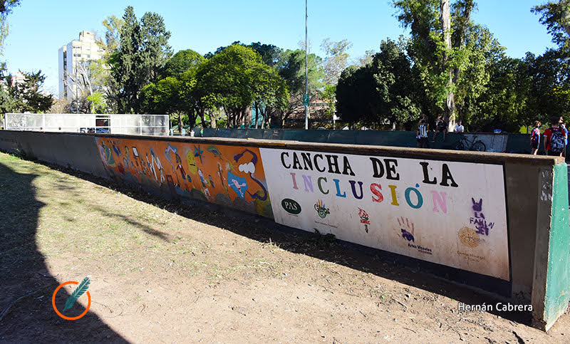 Entre el vandalismo y el abandono: la cancha para ciegos es un peligro para sus jugadores