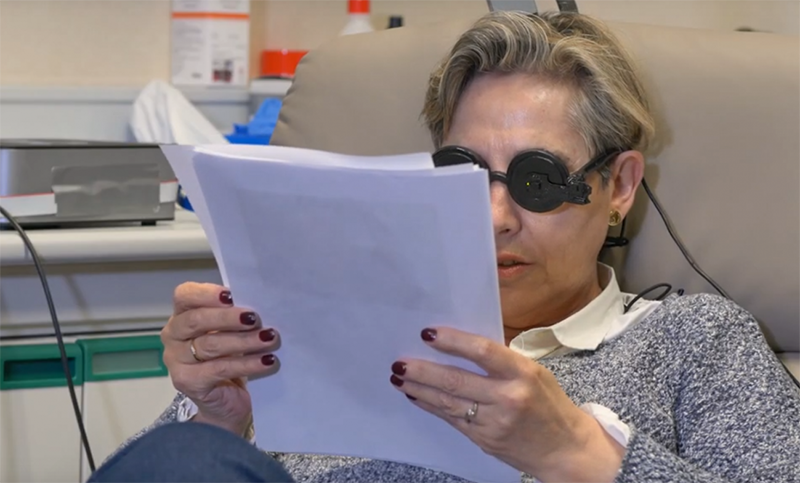 Logran que una mujer ciega vea formas simples y letras con un implante cerebral