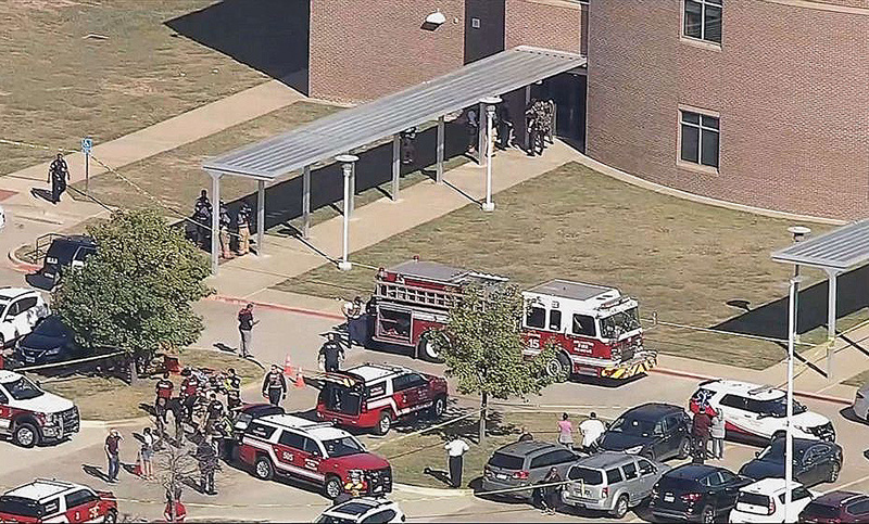Al menos cuatro personas heridas en un tiroteo en una escuela de Texas, buscan a un joven prófugo