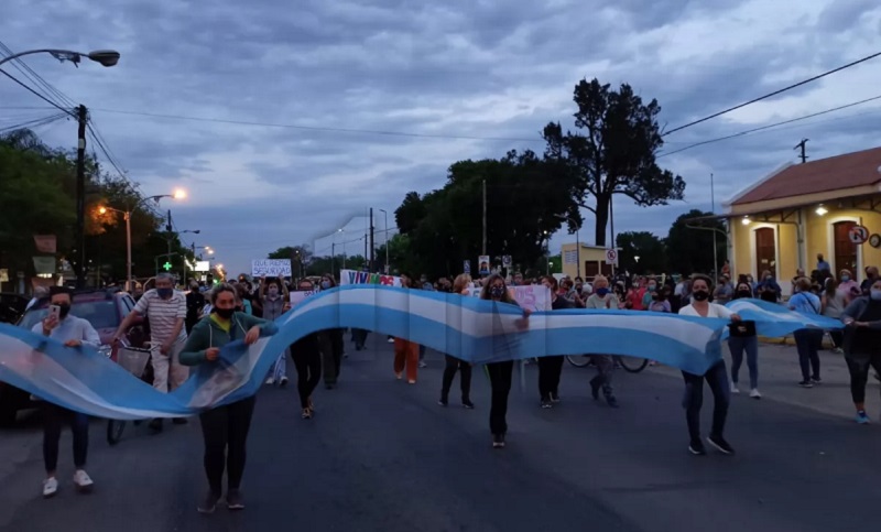 Capitán Bermúdez: vecinos se manifestaron frente a una Comisaría para pedir seguridad
