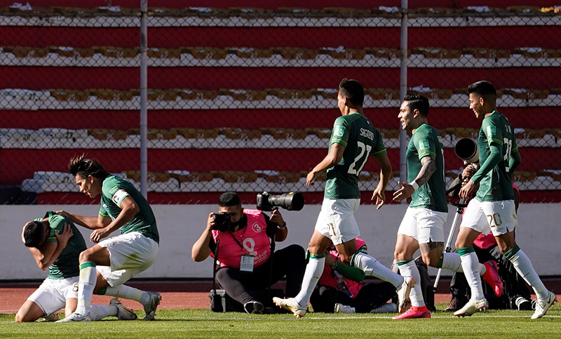 Bolivia goleó a Paraguay y sueña con alcanzar el repechaje