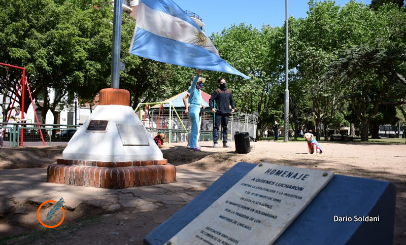 Izamiento y actividades en la plaza López por el Día de la Virgen del Rosario