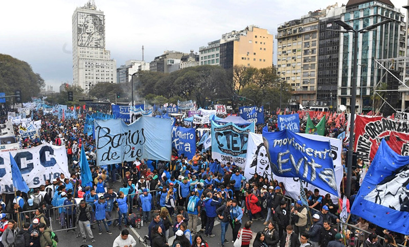 Los movimientos sociales respaldaron la propuesta del Gobierno para un nuevo monotributo