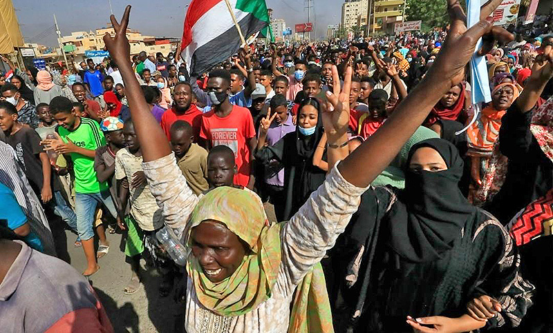 Manifestantes cortan calles en la capital de Sudán un día después del golpe de Estado militar