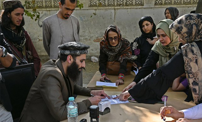 Afganistán volvió a conceder pasaportes, una esperanza a los quieren escapar de los talibanes
