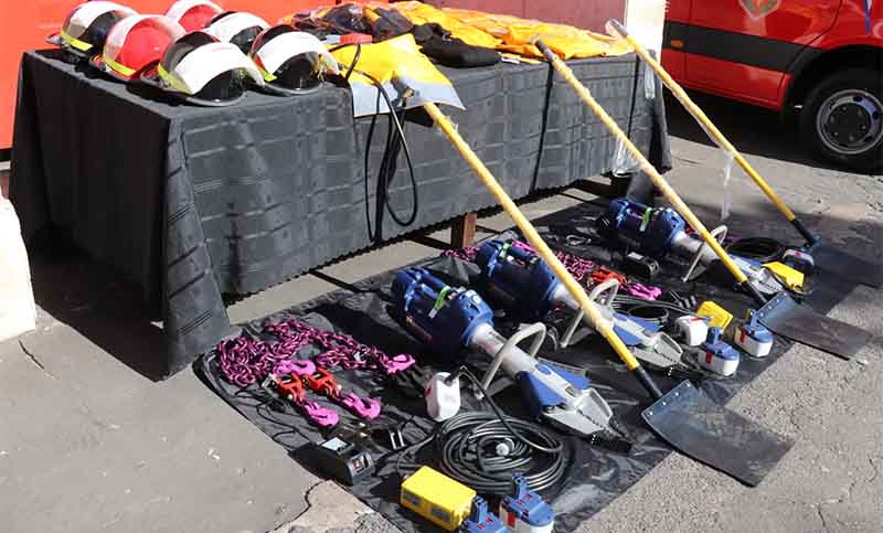 La Provincia entregó dos minibuses y equipamiento para Bomberos Zapadores