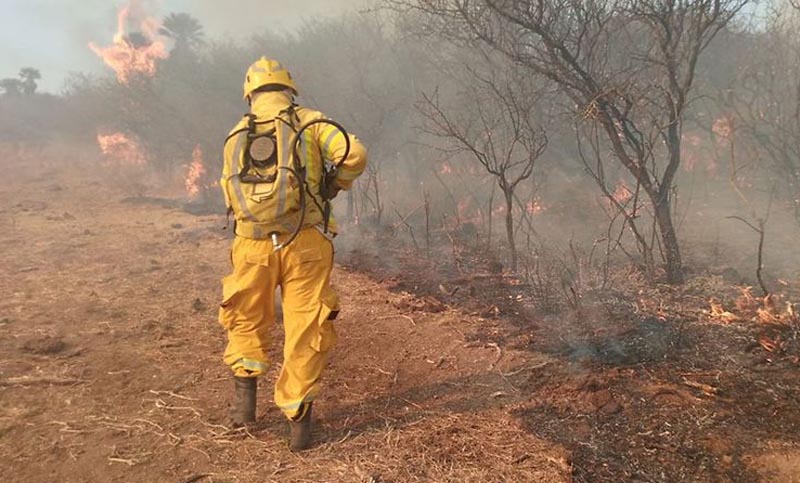 Bomberos y brigadistas continúan luchando contra el fuego en el norte de Córdoba