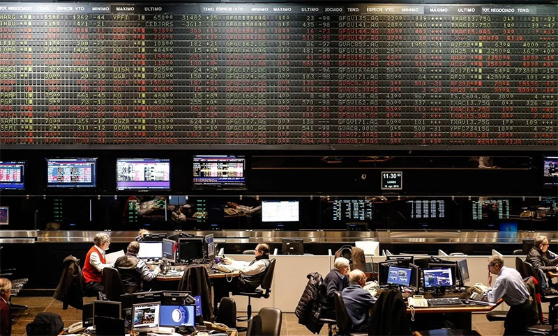 Alarma cambiaria: suben el dólar y el riesgo país ante caída de bonos